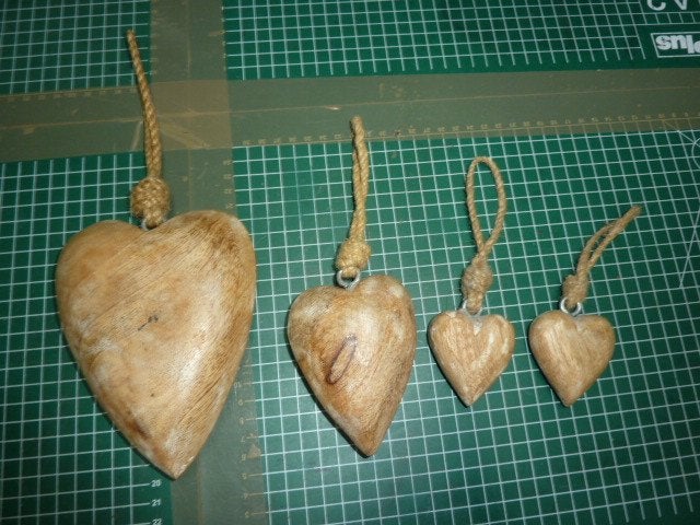 4 houten decoratie hangers harten, Huis en Inrichting, Ophalen of Verzenden, Zo goed als nieuw, Bruin, Hout