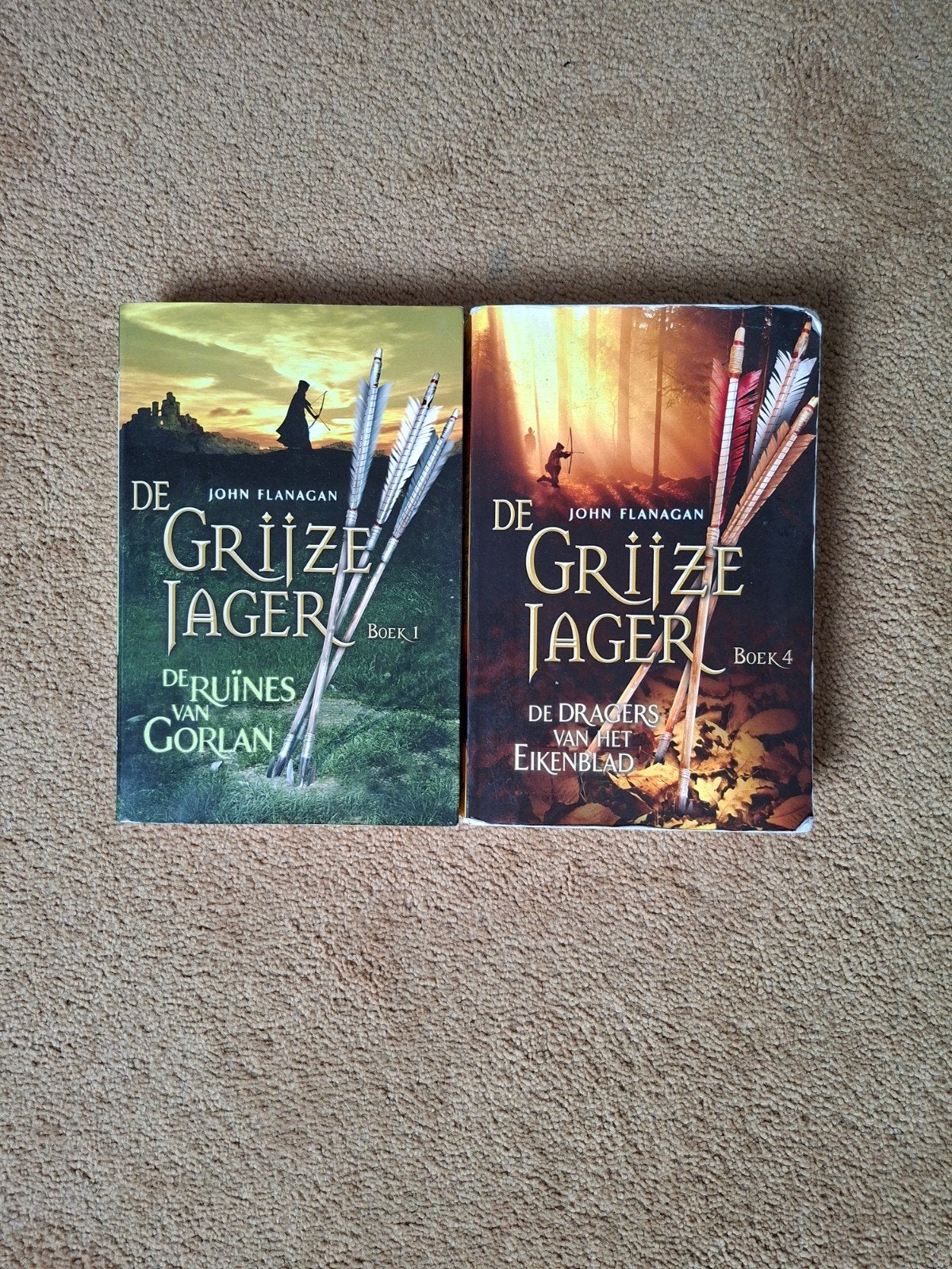 De Grijze Jager Boeken 1 & 4, Boeken, Ophalen of Verzenden, Gelezen, John Flanagan