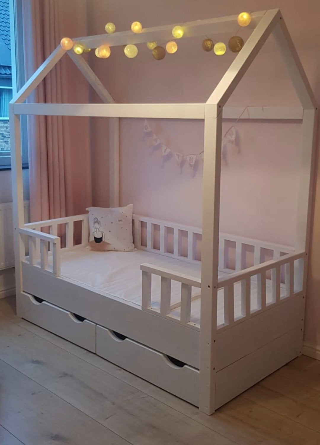Huisbed met opberglades en bureau met krijtbord, Kinderen en Baby's, Ophalen, Gebruikt, 70 tot 85 cm, Matras