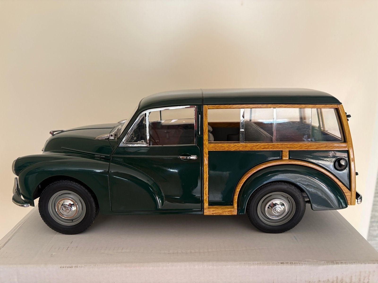 Morris Minor Traveller schaalmodel 1956 1:12, Ophalen, Zo goed als nieuw, Overige typen