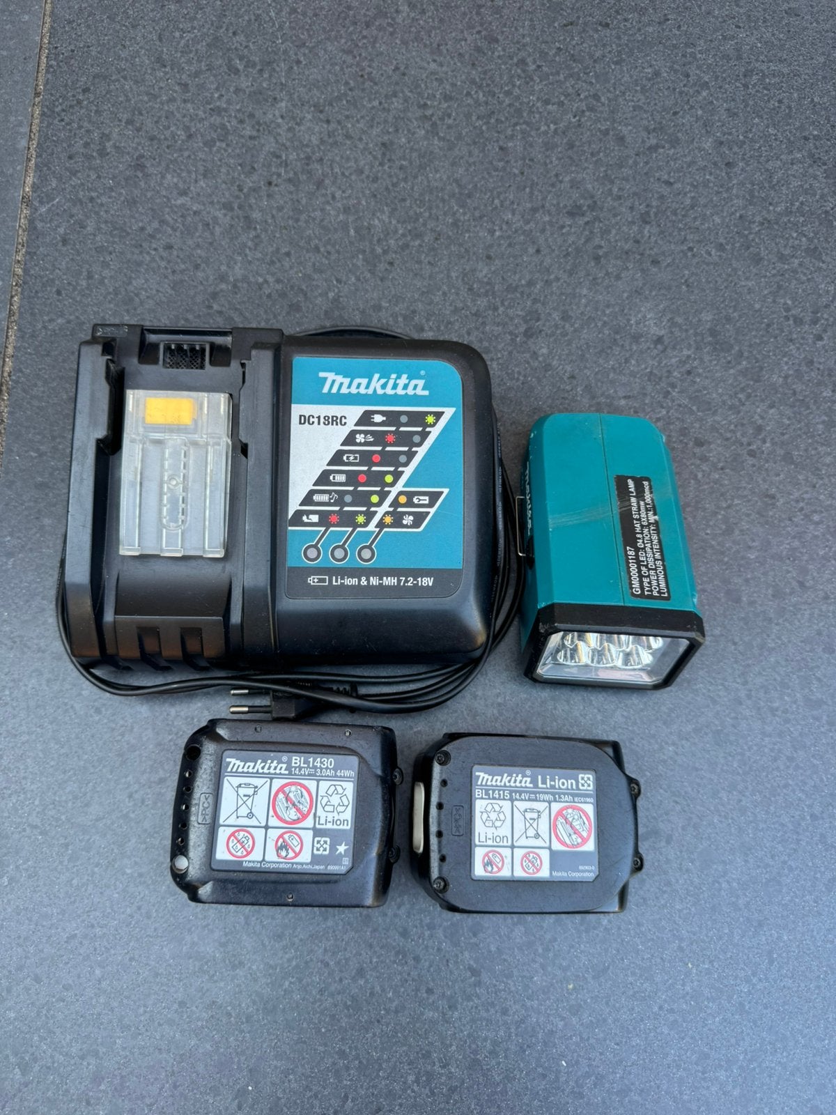 Originele Makita 14,4V set met lamp, lader en 2 accu’s, Ophalen, Gebruikt