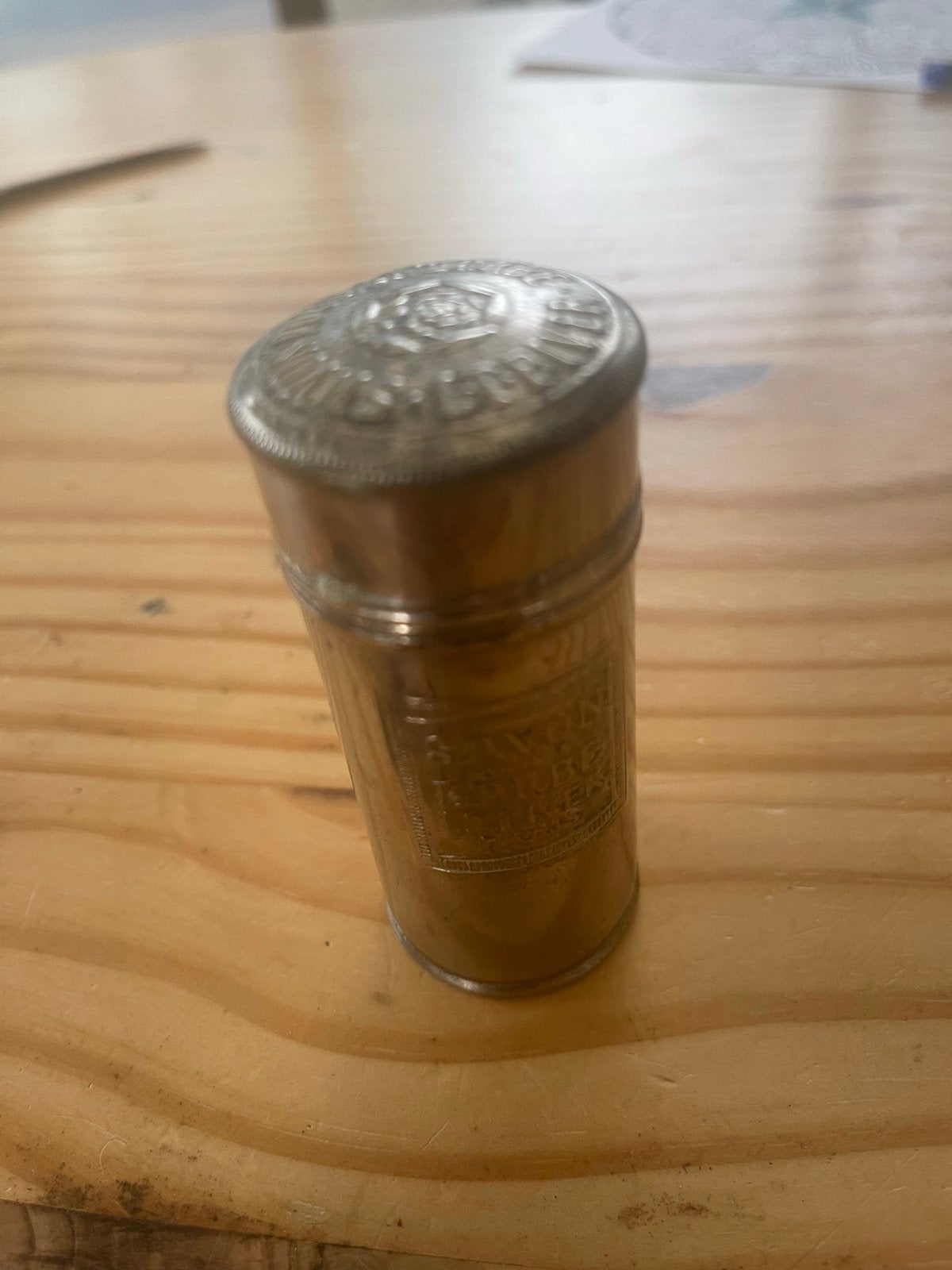 Antieke metalen scheerkwast bus met reliëfdecoratie, Ophalen of Verzenden