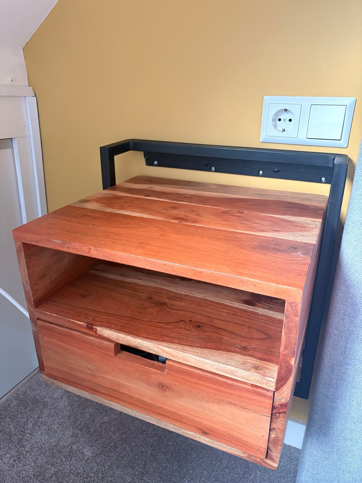 Zwevend Nachtkastje Acaciahout & Zwart Staal met Lade, Ophalen, Minder dan 45 cm, Zo goed als nieuw, Minder dan 55 cm