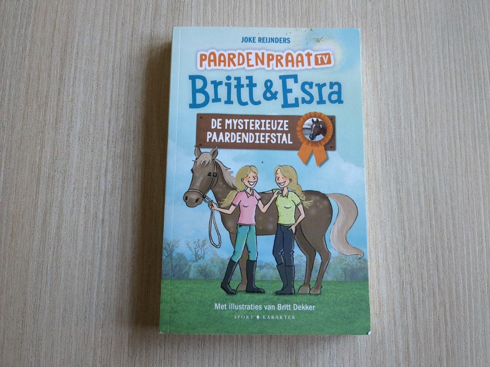Britt & Esra: De Mysterieuze Paardendiefstal, Ophalen of Verzenden, Zo goed als nieuw, Joke Reijnders, Fictie algemeen