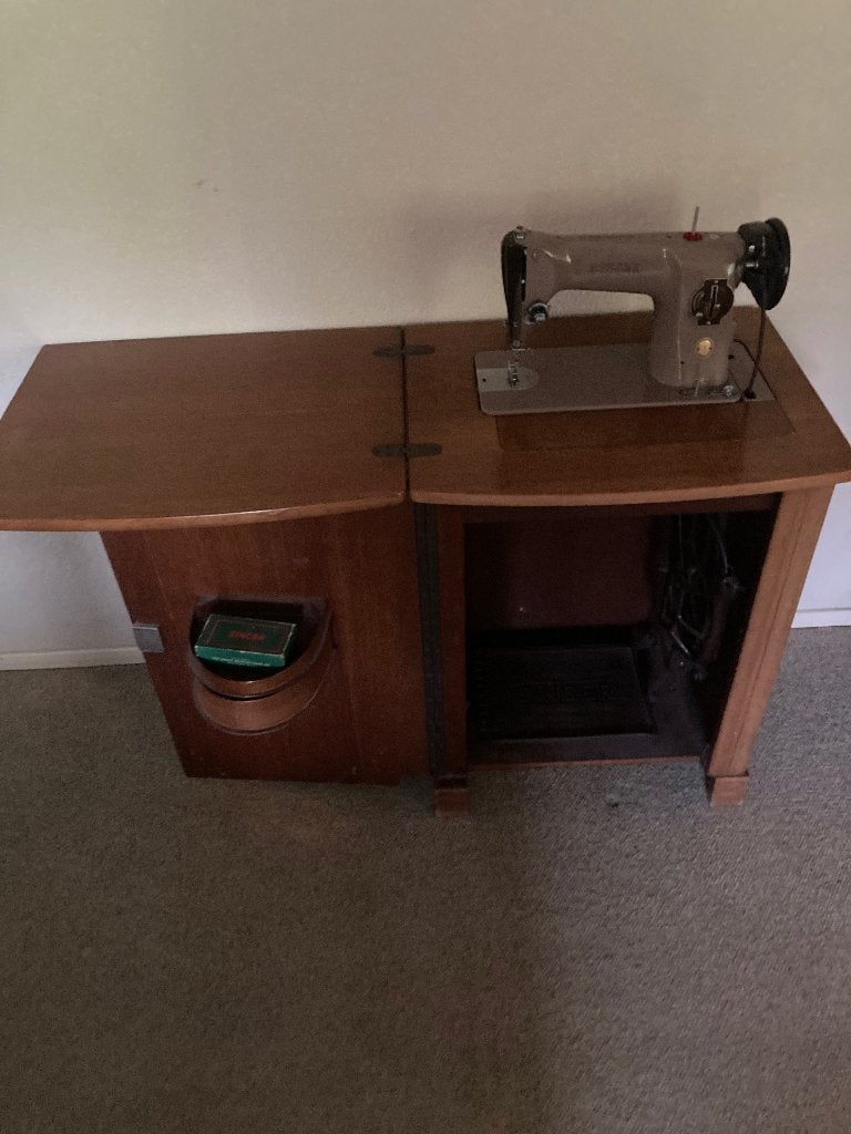 Trap naaimachine in kast., Ophalen
