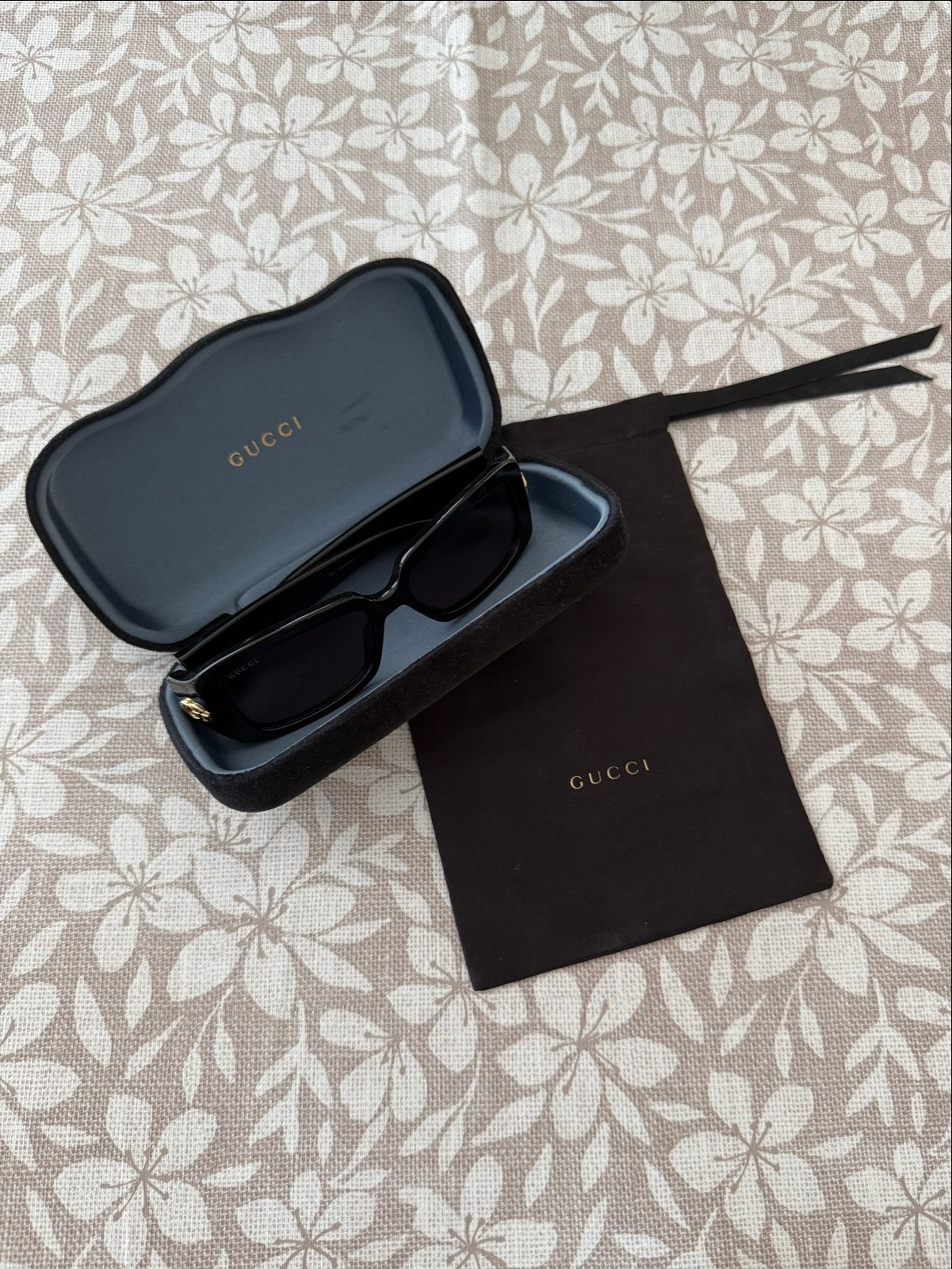 Gucci Zonnebril met GG-logo en originele etui, Overige merken, Zonnebril, Zwart, Ophalen of Verzenden