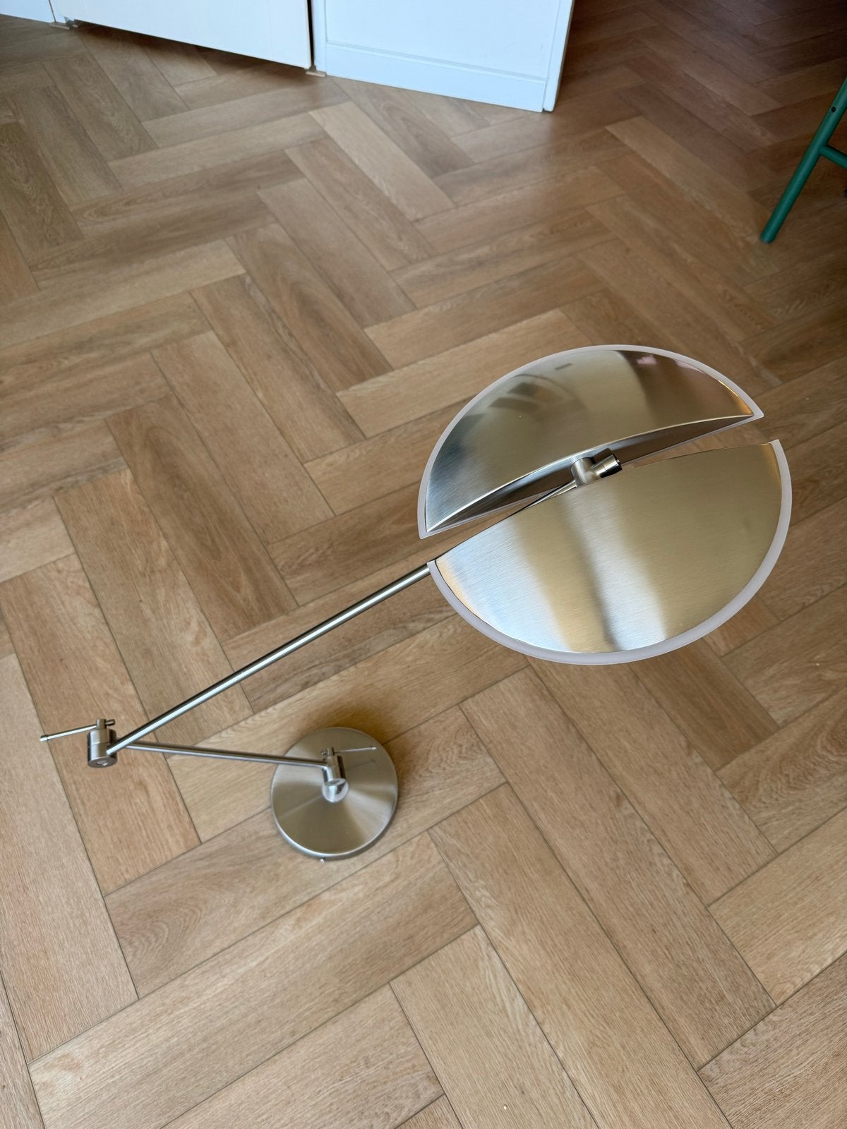 Moderne vloerlamp met verstelbare arm en kap, Ophalen of Verzenden, Zo goed als nieuw, Metaal