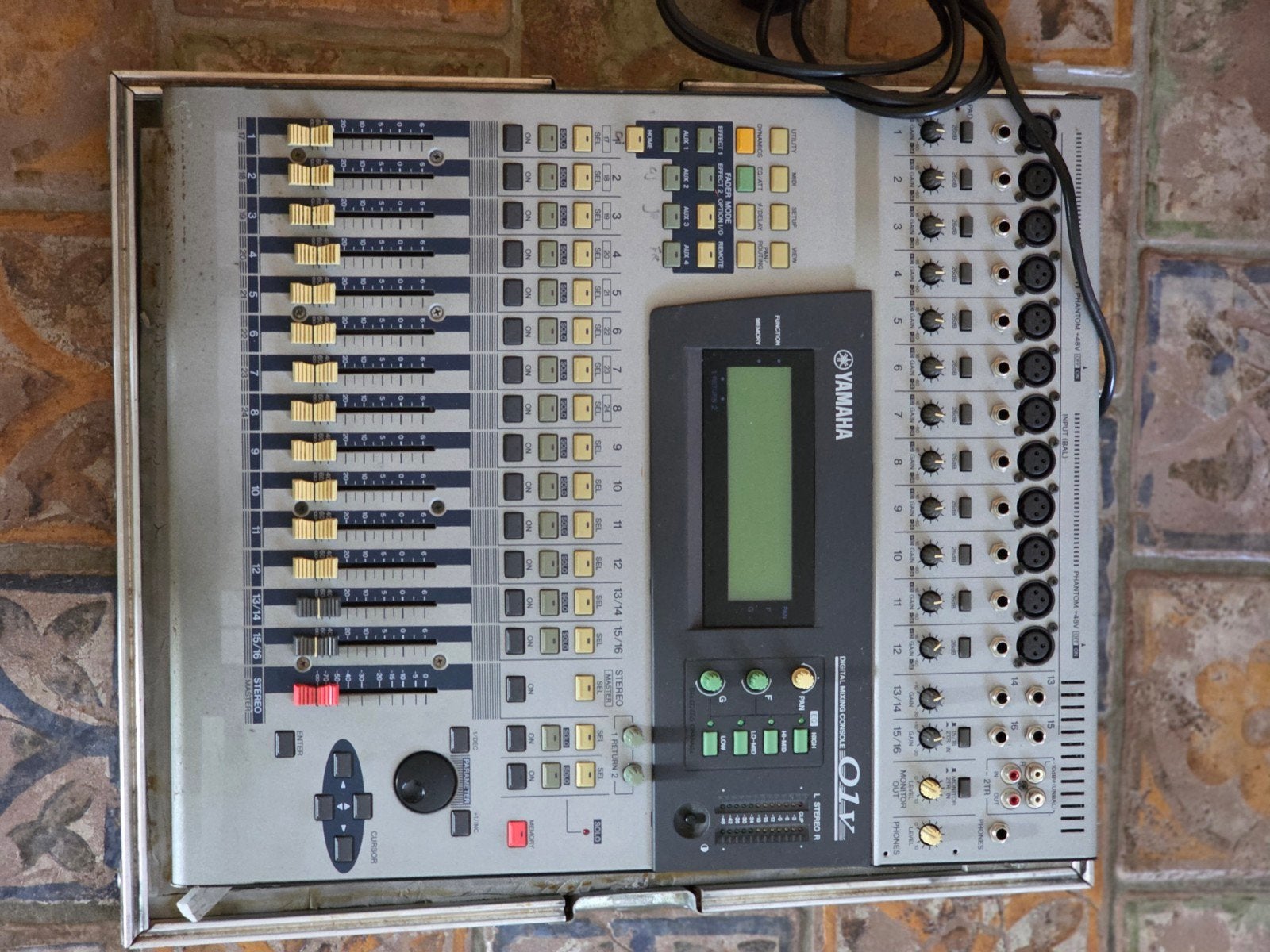 Yamaha O1V Digitale Mengtafel met Flightcase, Ophalen, Gebruikt, 10 tot 20 kanalen, Microfooningang
