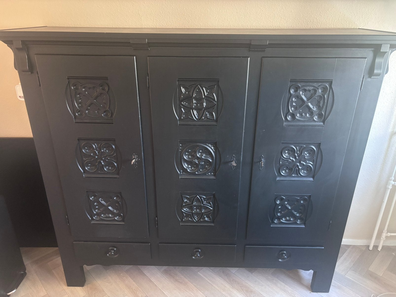 Zwarte kast, Antiek en Kunst, Antiek | Meubels | Kasten, Ophalen of Verzenden