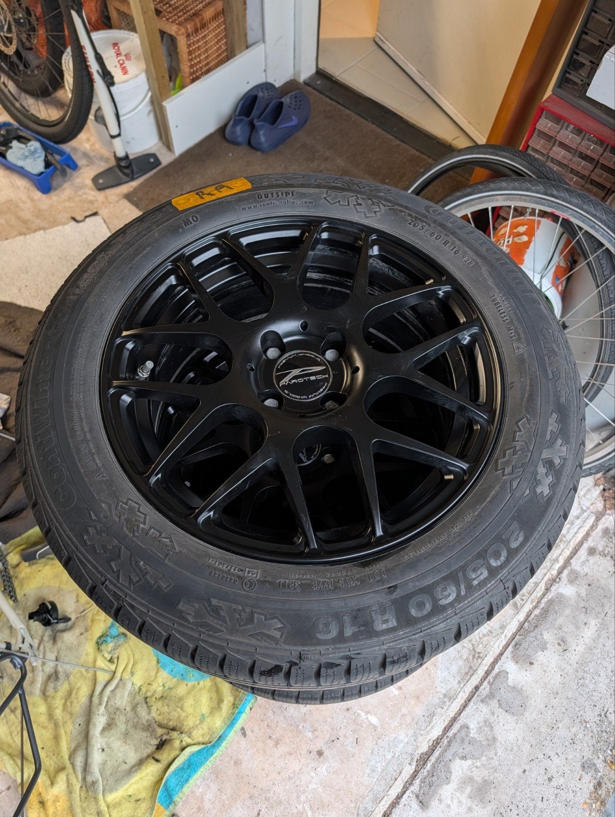 Continental Winterbanden 205/60 16 op Parotech velgen. Dacia, Ophalen, Gebruikt, 16 inch, Banden en Velgen