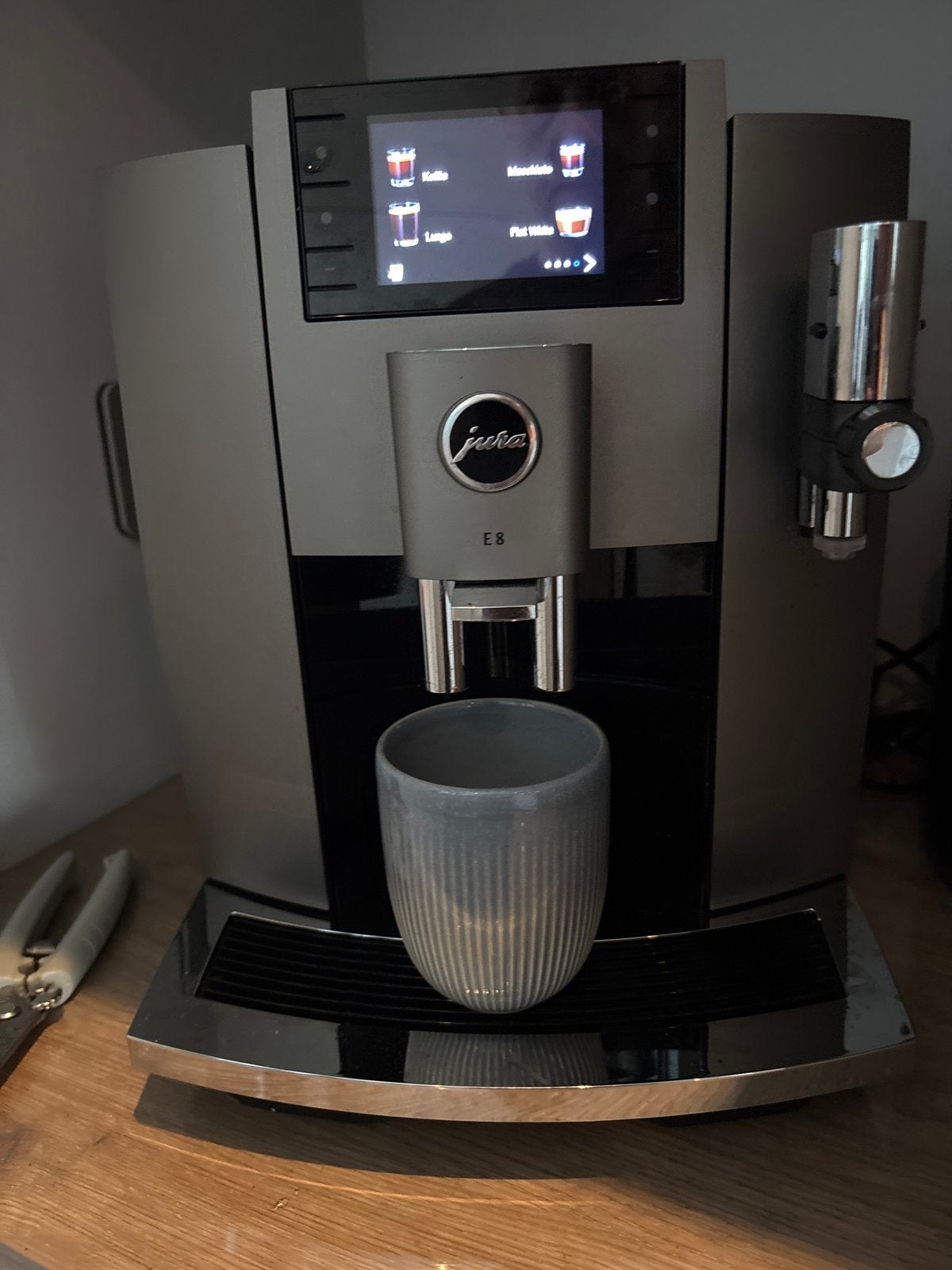 Jura E8 volautomatische espressomachine, Afneembaar waterreservoir, Espresso apparaat, 10 kopjes of meer, Zo goed als nieuw