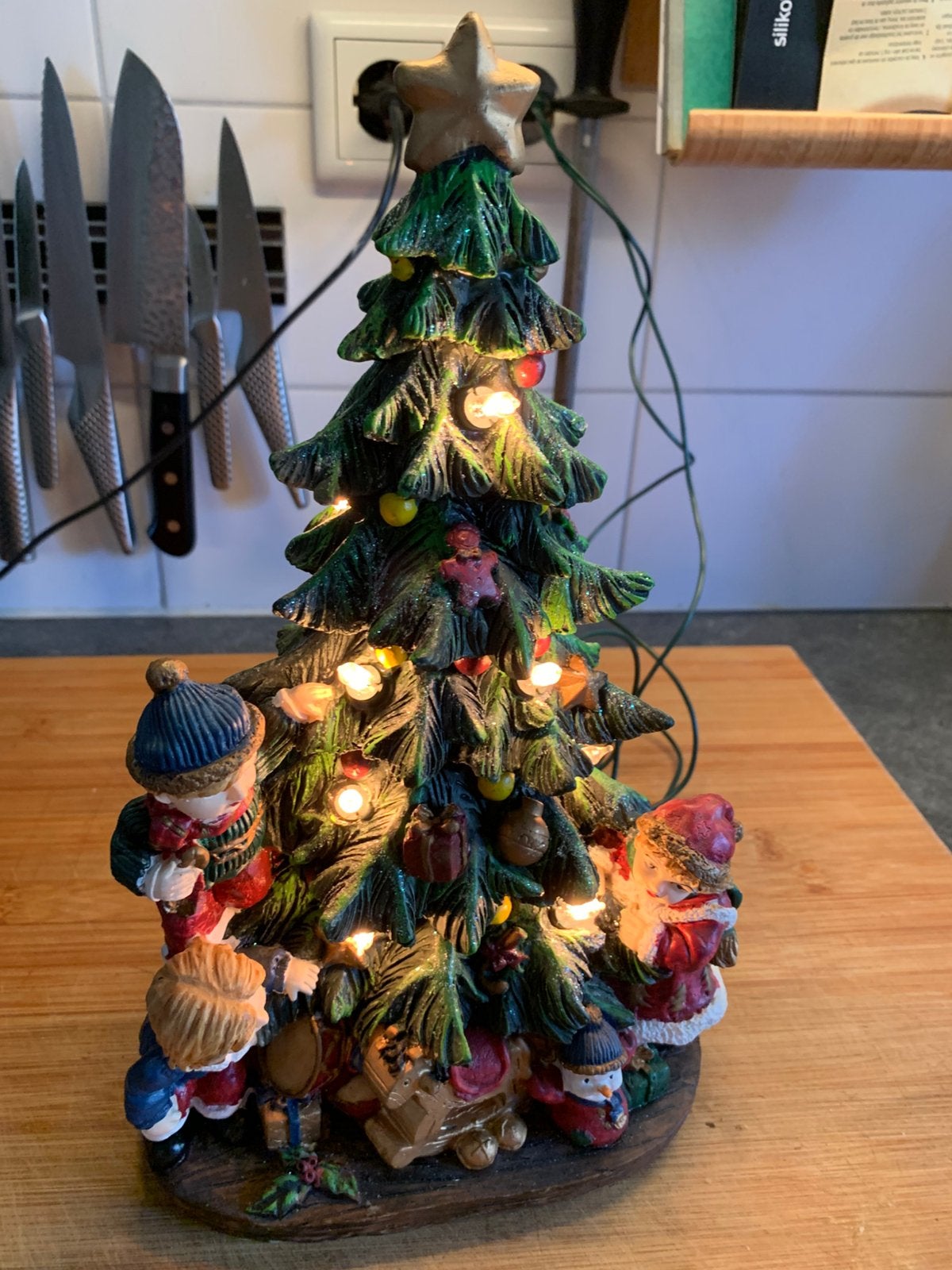 verlicht kerstboom-tafereel van keramiek 30cm hoog, Ophalen of Verzenden, Zo goed als nieuw