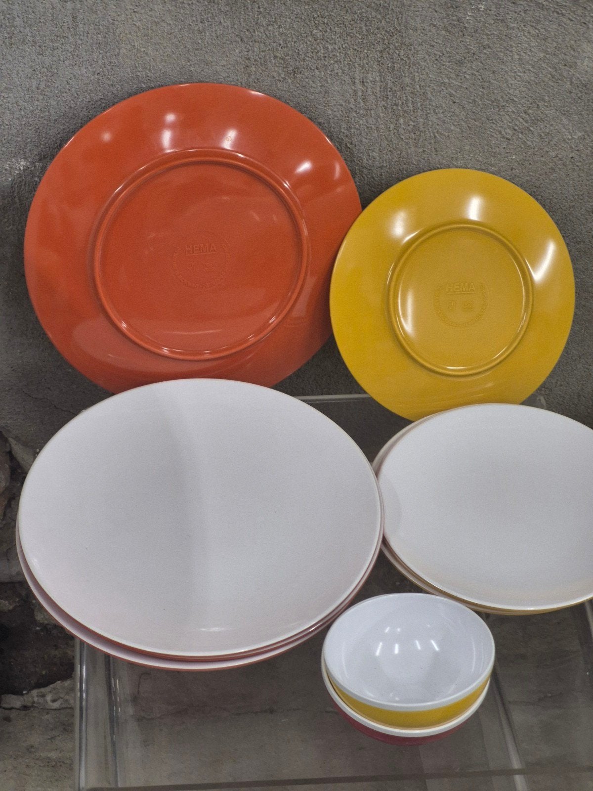 8 borden 2 kommen geel rood oranje wit campingservies, Ophalen of Verzenden, Zo goed als nieuw
