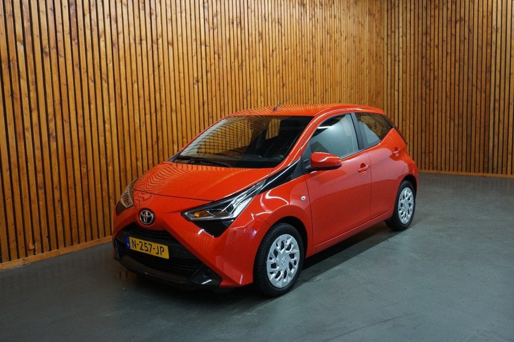Toyota AYGO 1.0 VVT-I X-PLAY APPLE CARPLAY / ACHTERUITRIJCAM, Auto's, Gebruikt, Met garantie (alle), 4 stoelen, Elektrische ramen