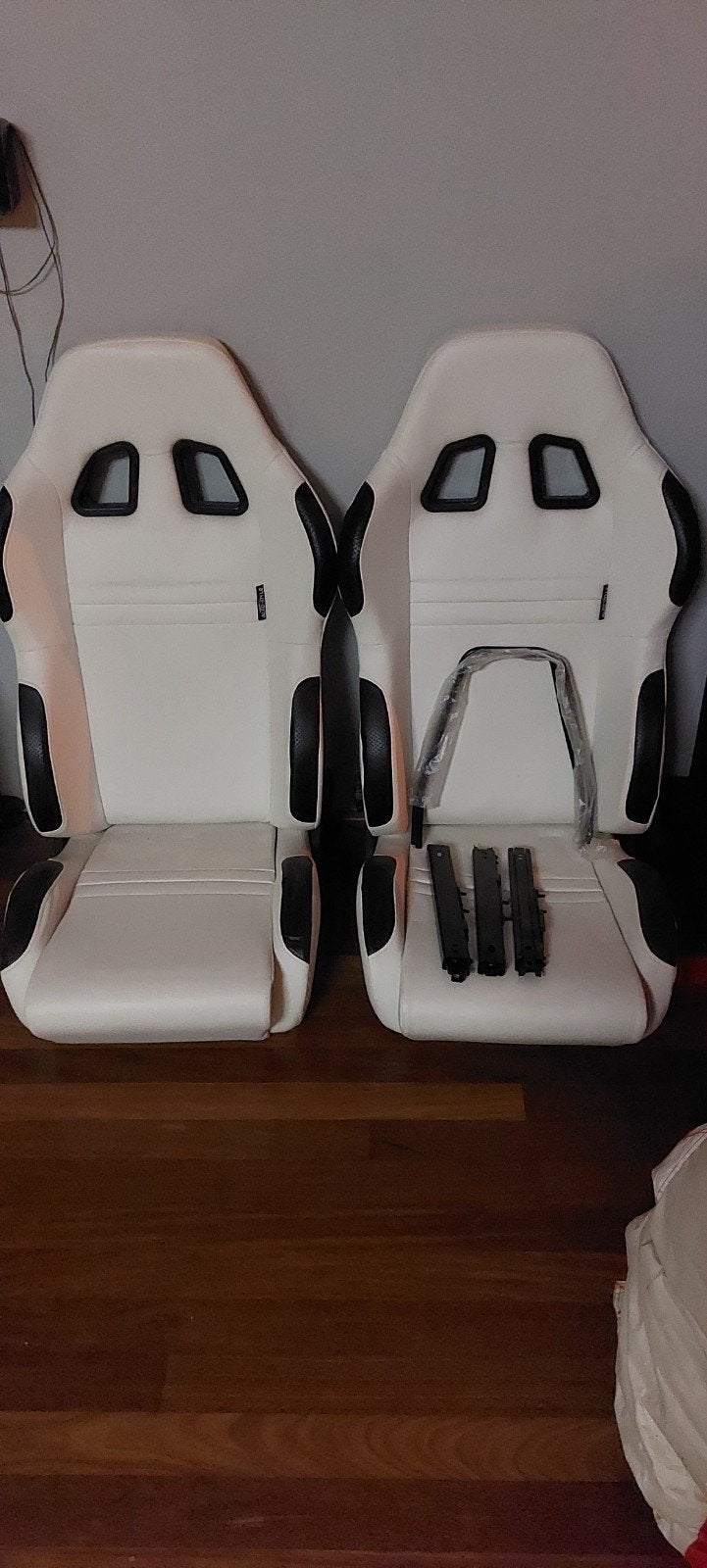 Twee witte en zwarte kuipstoelen, Auto-onderdelen, Ophalen