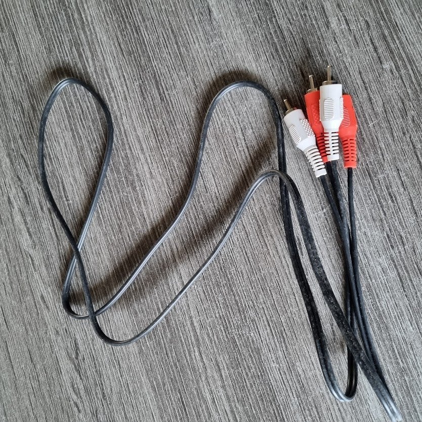 Audio kabel rood wit 1 meter, Ophalen of Verzenden, Zo goed als nieuw, Minder dan 2 meter, Luidsprekerkabel