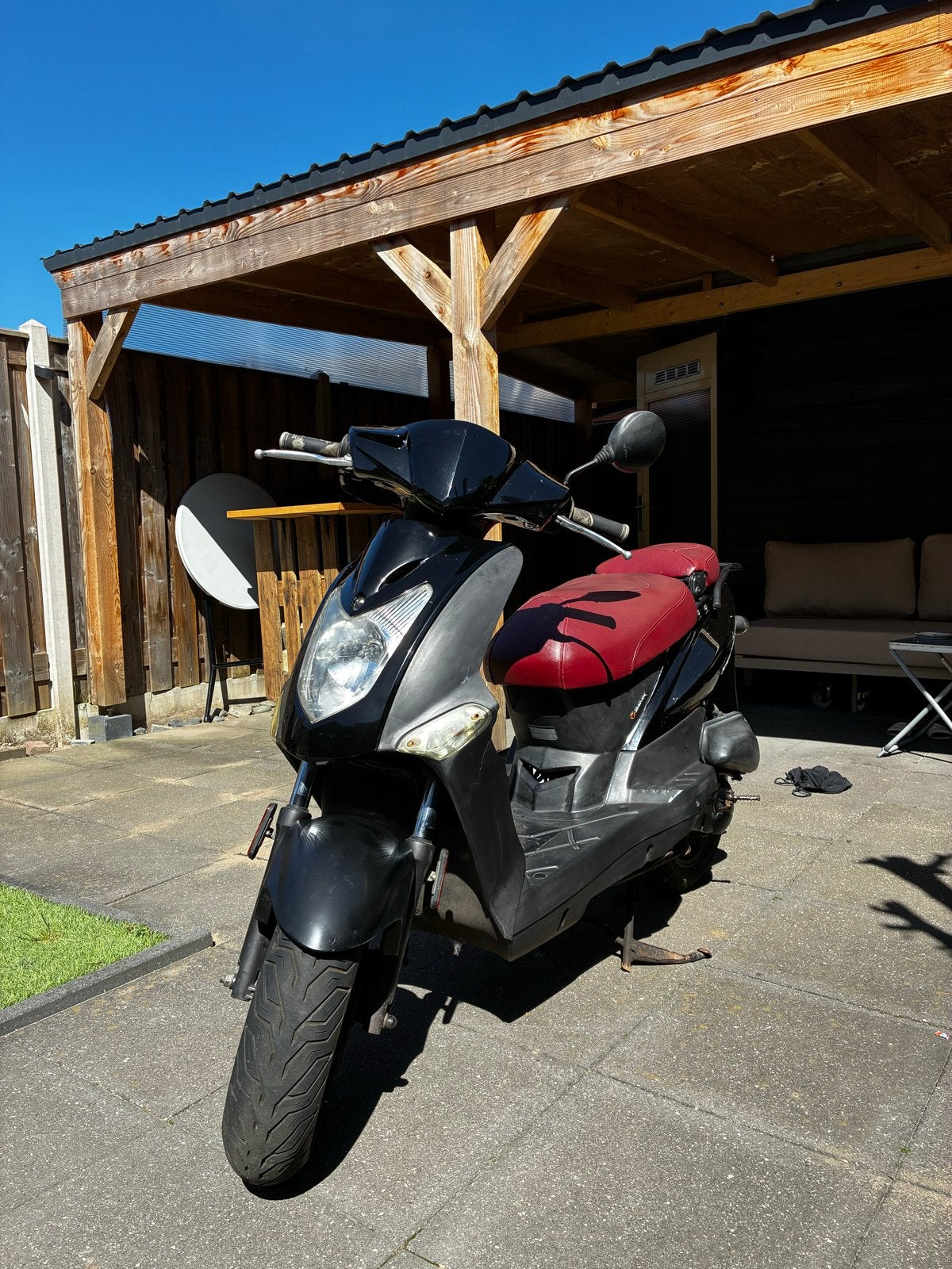 Kymco Agility 50 Scooter - Zwart met Rood Zadel, Fietsen en Brommers, Snorfietsen en Snorscooters, Ophalen, Gebruikt, Benzine