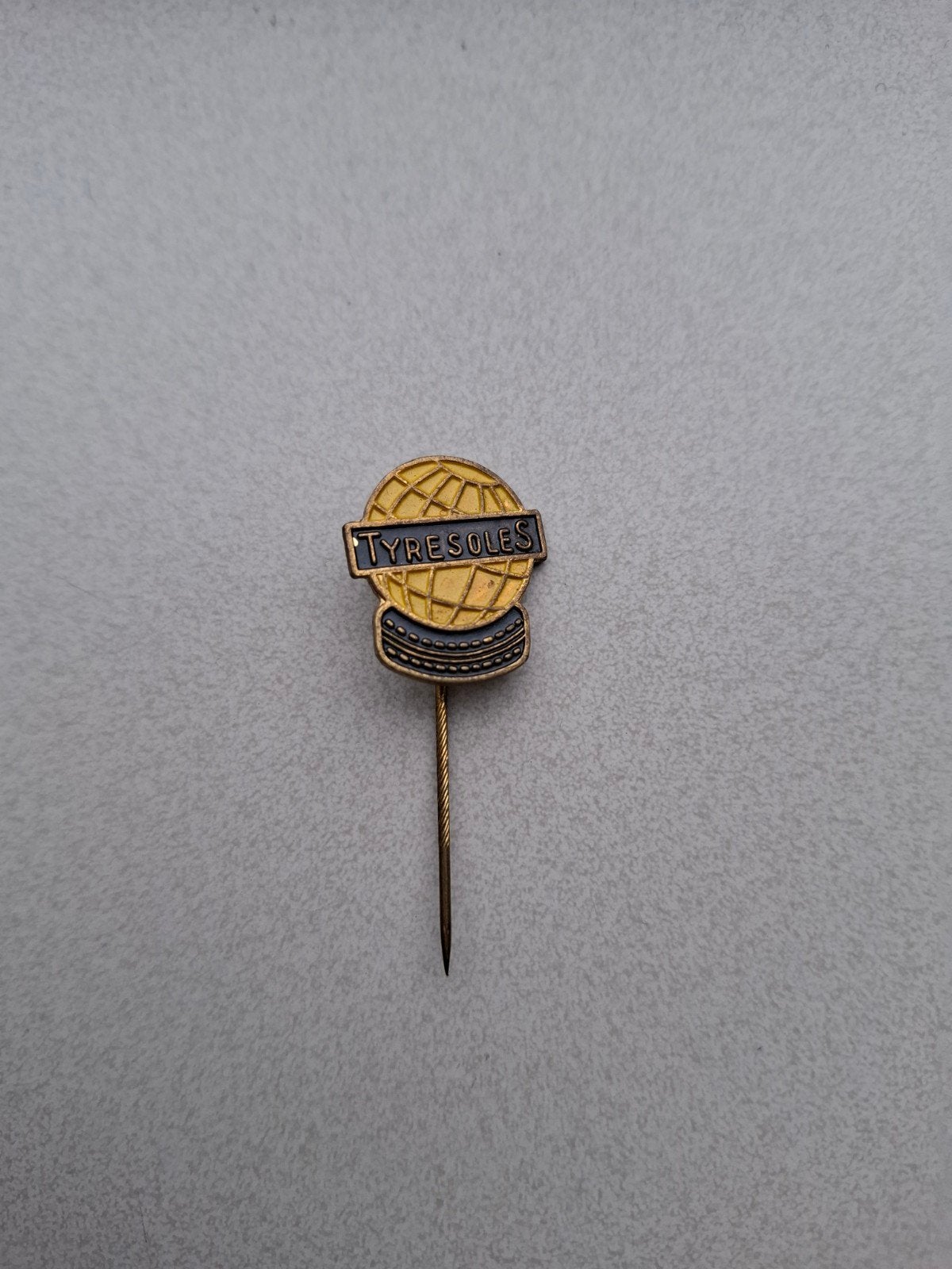 Vintage speldje pin prikker steekspeld Tyresoles, Ophalen of Verzenden