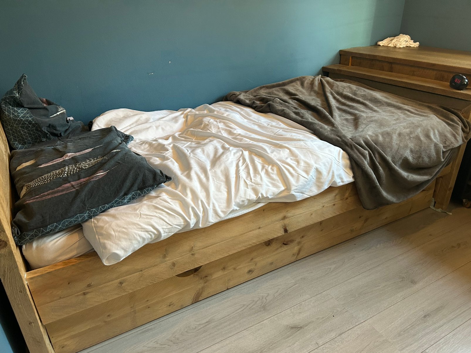 Bed met een logeer uitschuifbed in 1. Plus 2 matrassen!!!, Ophalen, Gebruikt, Eenpersoons, Beige