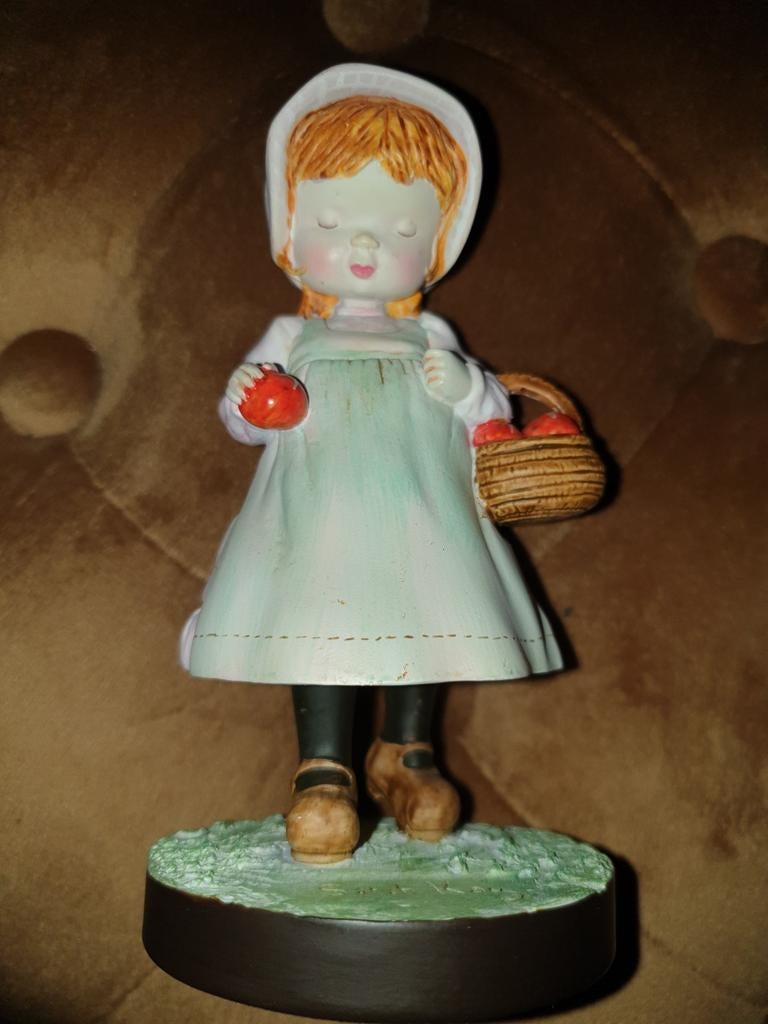 Sarah Kay beeldje meisje met appels, Verzamelen, Beelden en Beeldjes, Ophalen of Verzenden