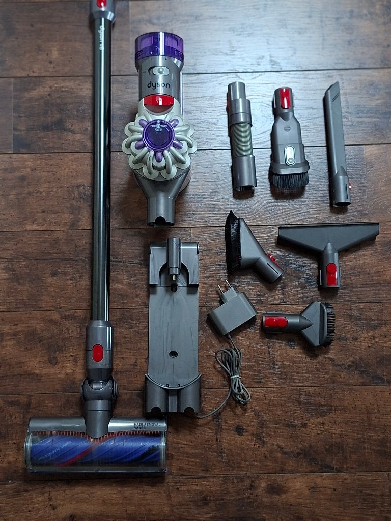 Dyson V8