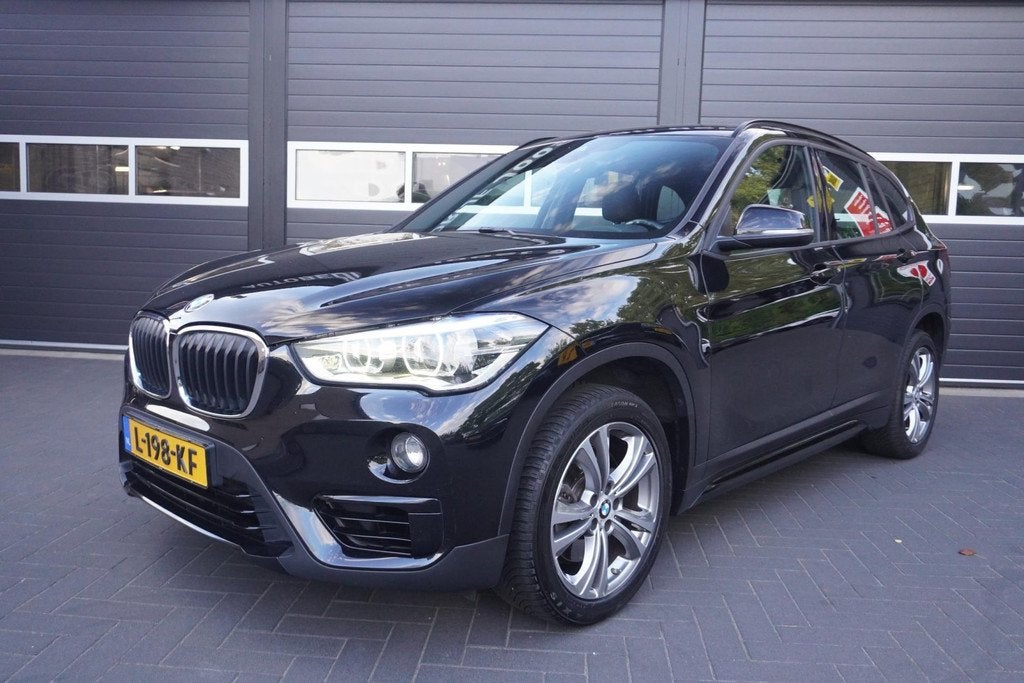 BMW X1 SDrive20i Aut/Airco/Navi/CC, Auto's, 1998 cc, Stof, Euro 6, Zwart
