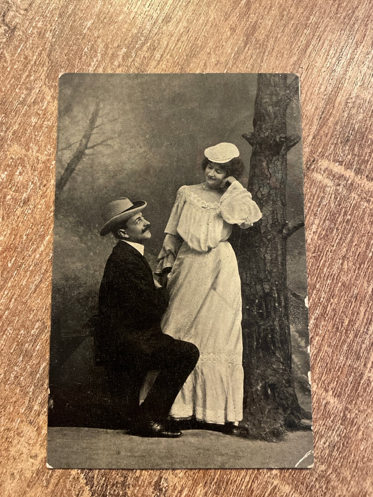 Antieke ansichtkaart: Man knielt voor vrouw, gestempeld 1908, Ophalen of Verzenden, Voor 1920, Gelopen