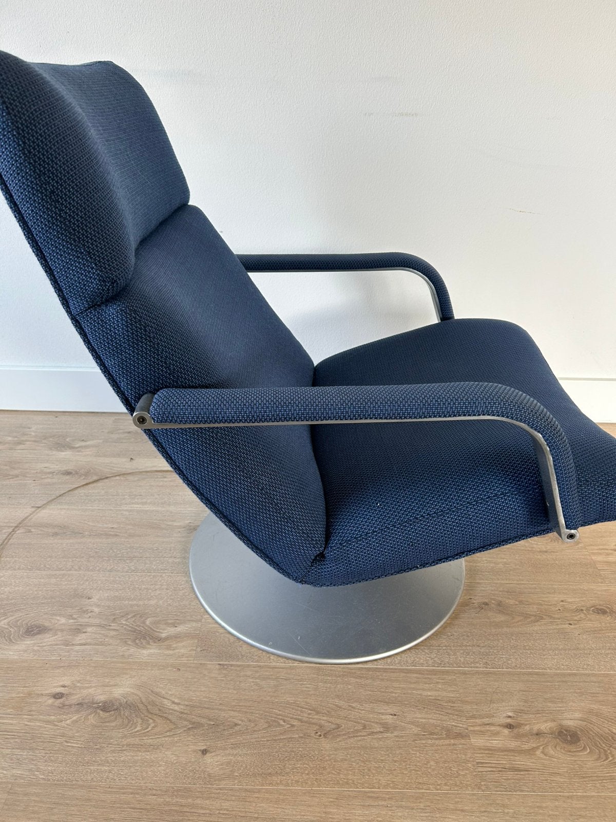 Artifort Fauteuil F 142 met Draaibaar Schijf, Ophalen, Zo goed als nieuw, 75 tot 100 cm