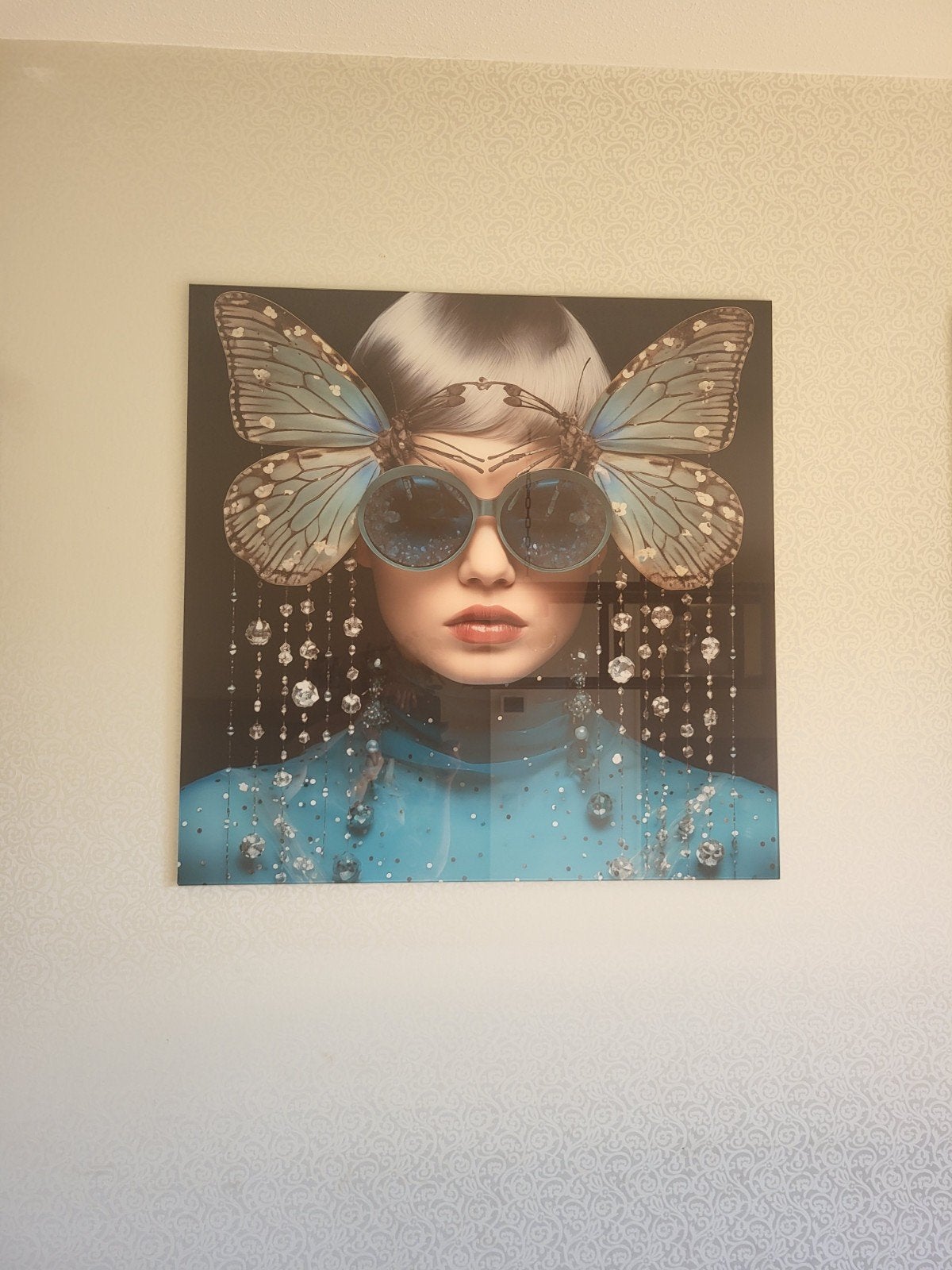 Modern kunstwerk: Vrouw met vlindervleugels en zonnebril, Ophalen