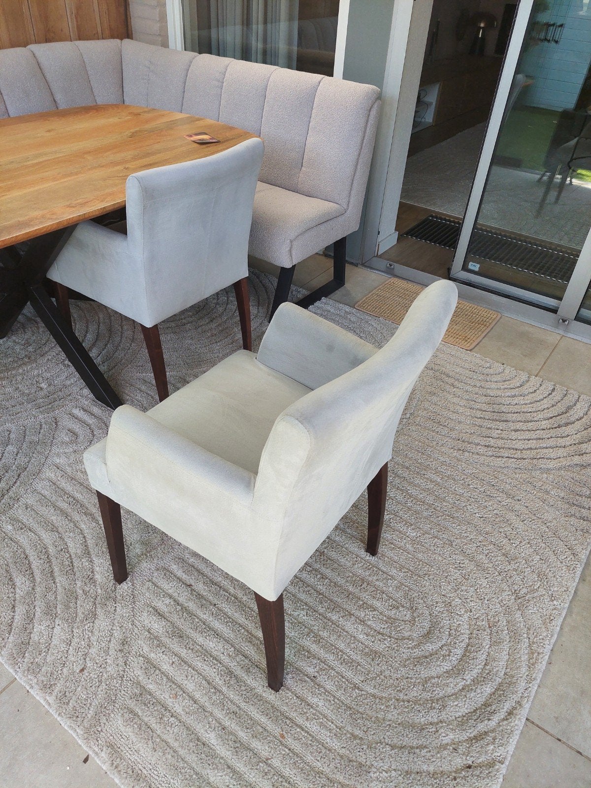 GRATIS! 3 lichtgrijze suede stoelen met donker houten poten, Ophalen, Gebruikt, Drie, Stof