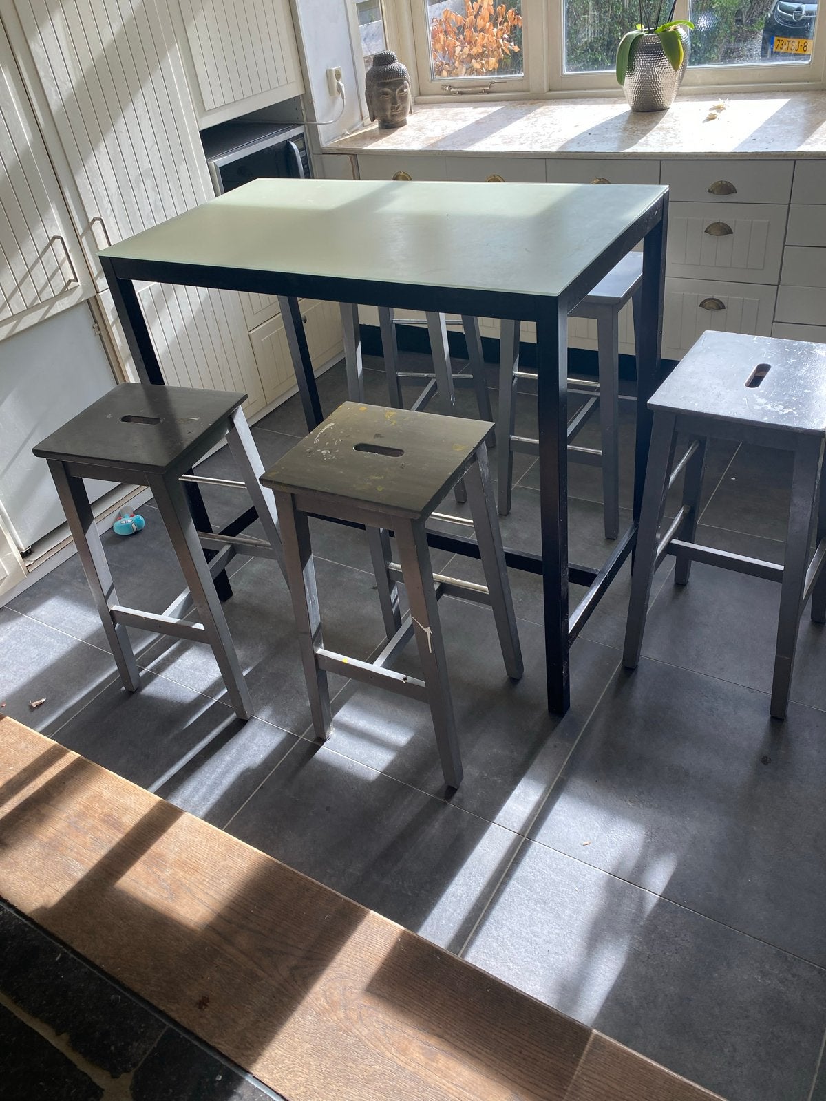 Matglazen bartafel 105 cm hoog met 5 barkrukken, Ophalen, Gebruikt, Inclusief barstoelen