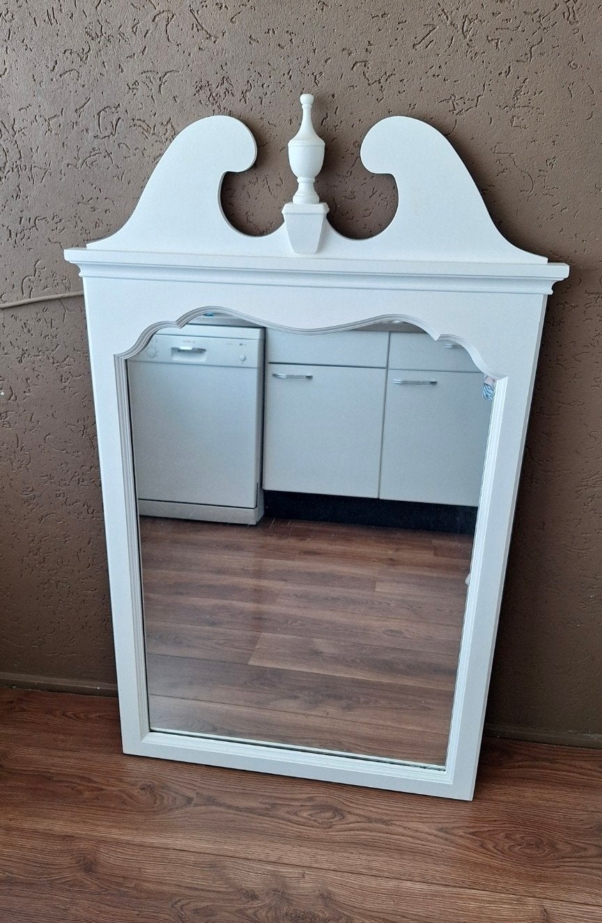 Witte spiegel met sierlijke lijst - 75x130cm, Huis en Inrichting, Woonaccessoires | Spiegels, Ophalen