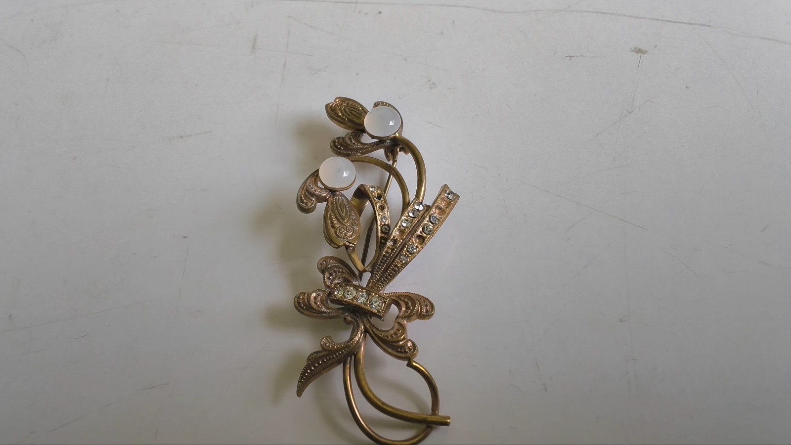 Vintage broche, koper met strass steentjes en pareltjes, Overige materialen, Ophalen of Verzenden, Zo goed als nieuw, Goud