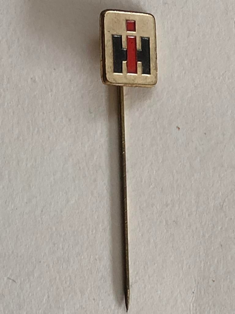 Oud speldje International Harvester (IH), Ophalen of Verzenden, Gebruikt, Merk, Speldje of Pin