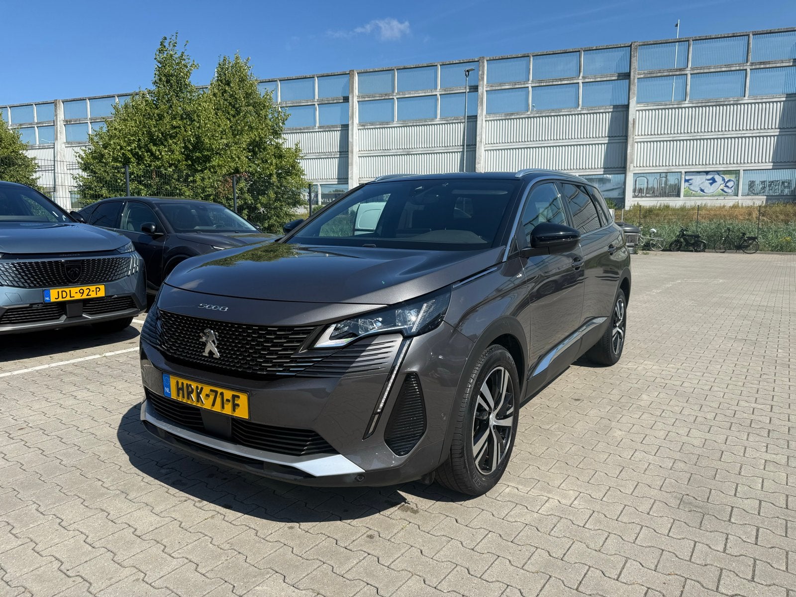 Peugeot 5008 1.2 Puretech GT 130pk  S&S Eat8 2023 Grijs, Auto's, 1199 cc, 7 stoelen, 3 cilinders, 1405 kg