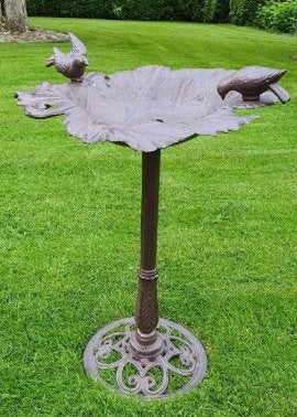 GIETIJZER VOGELDRINK SCHAAL OP VOET, Tuin en Terras, Huis en tuin decoratie Marie, Nieuw, Info@huisentuindecoratiemarie.nl, Peize