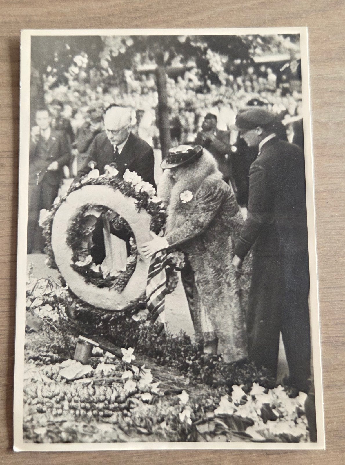 Kranslegging Koningin Wilhelmina Bevrijdingsfeesten 1945, Verzamelen, Gebruikt, Foto, Ophalen of Verzenden, 1940 tot 1960