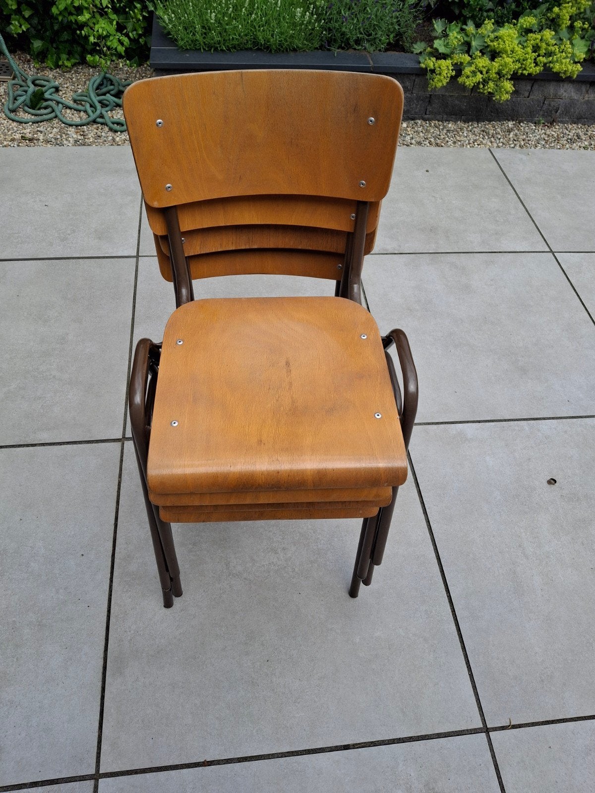 Set van 4 vintage schoolstoelen - stapelbaar gratis, Huis en Inrichting, Stoelen, Ophalen, Gebruikt, Bruin, Vier