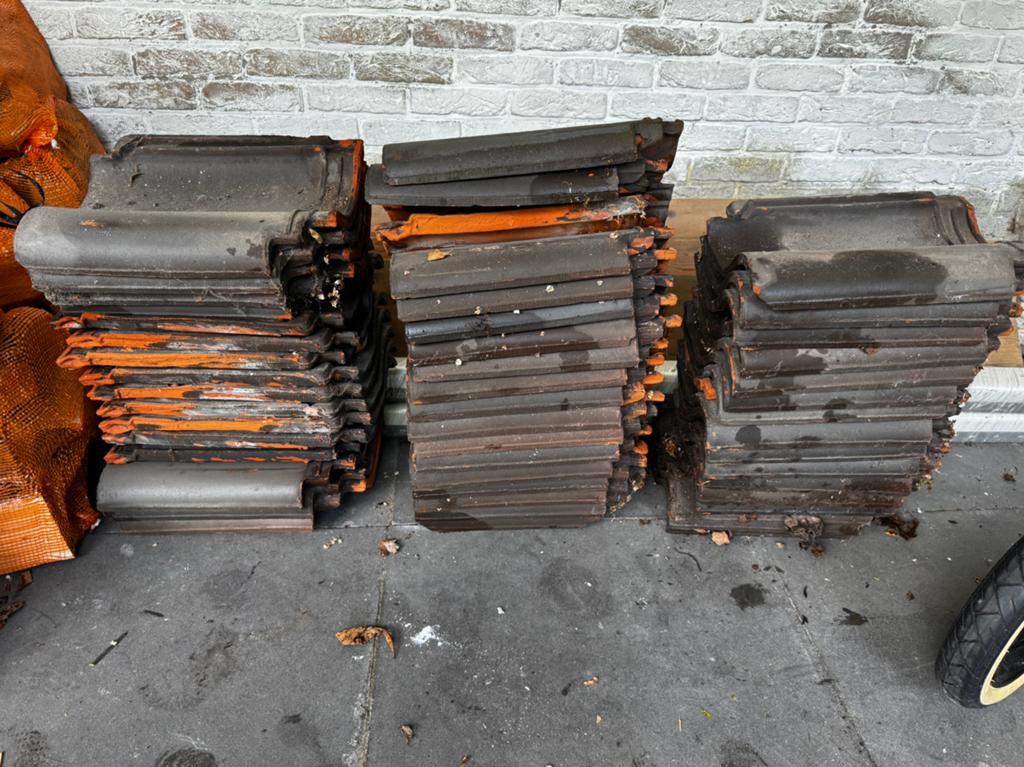79 originele keramische dakpannen van Paul & Thuwis Tegelen, Ophalen, Steen of Klei, 5 tot 10 m², Zo goed als nieuw