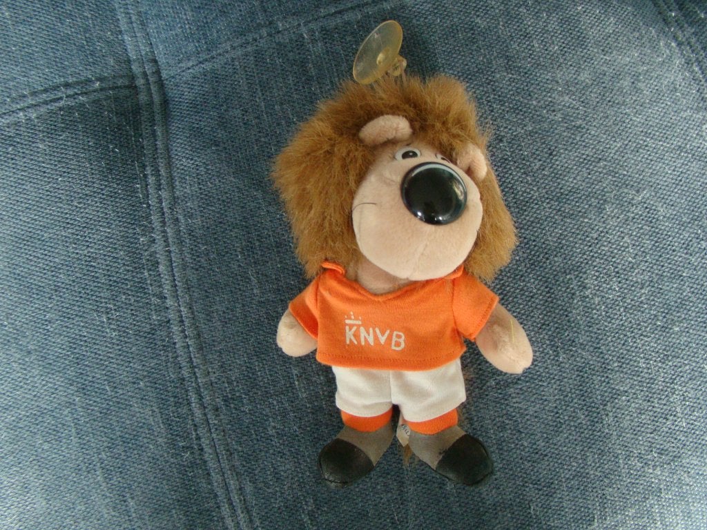 KNVB Leeuwtje / gemaakt in 1994, Ophalen of Verzenden, Zo goed als nieuw, Overige binnenlandse clubs, Beeldje of Poppetje