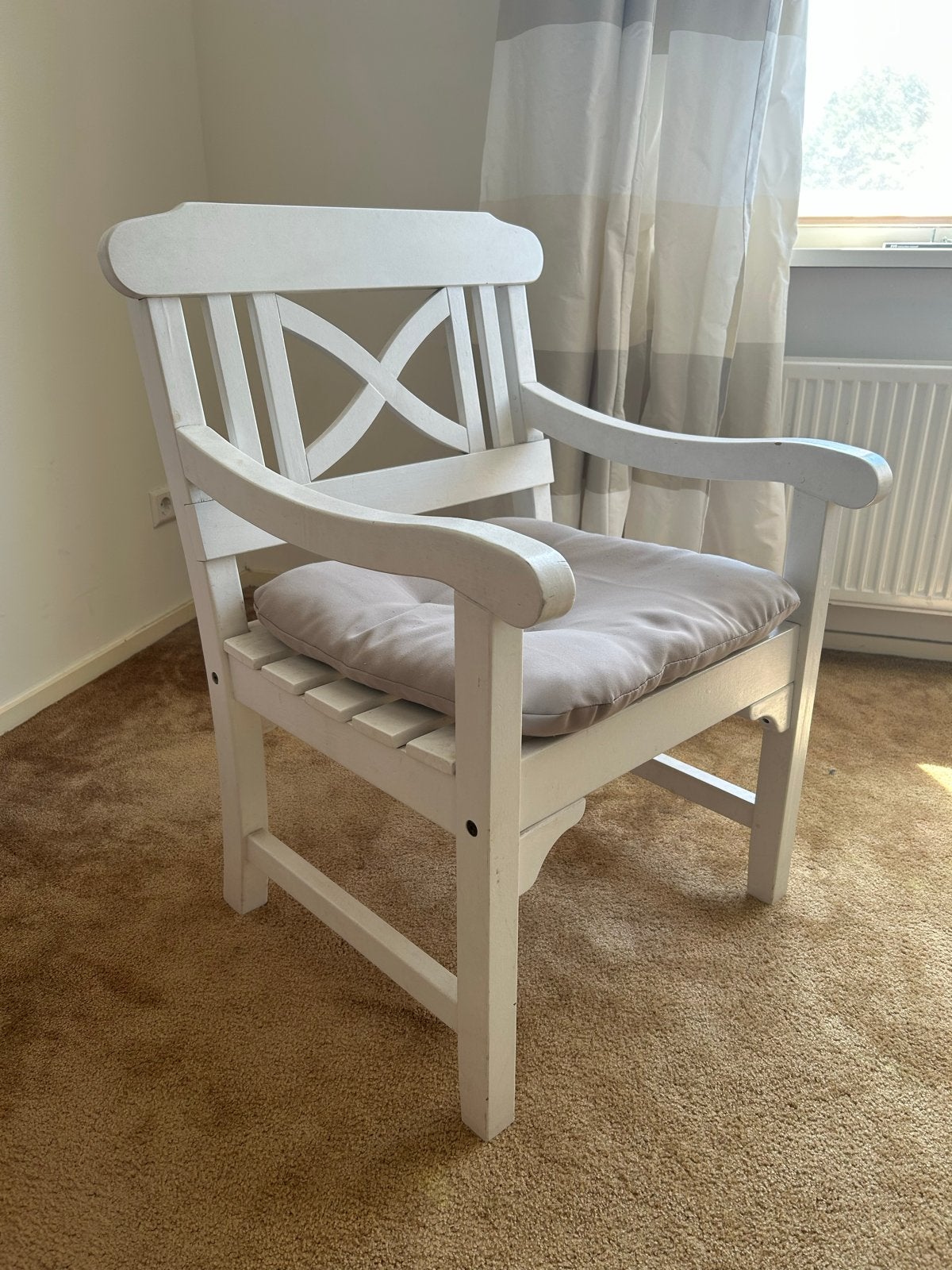 Mooie, witte, houten stoel met armleuningen - Binnen/Buiten, Ophalen, Gebruikt, Eén, Hout