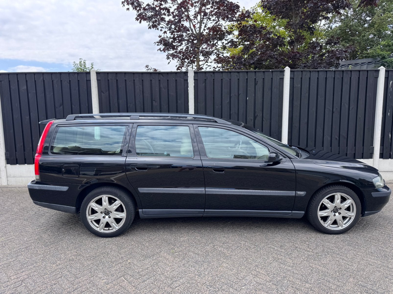 Volvo V70 2.4 140PK AUT 2003 Zwart | NL auto, 1556 kg, 1800 kg, Zwart, Stationwagon