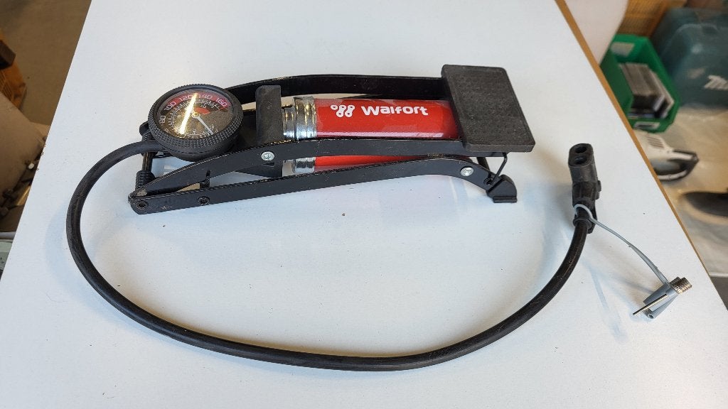 Walfort Voetpomp met Manometer Universele Fietspomp Autopomp, Ophalen of Verzenden