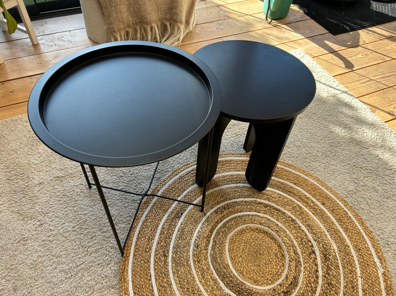 Twee zwarte bijzet tafeltjes, Minder dan 55 cm, Rond, Zo goed als nieuw, Ophalen
