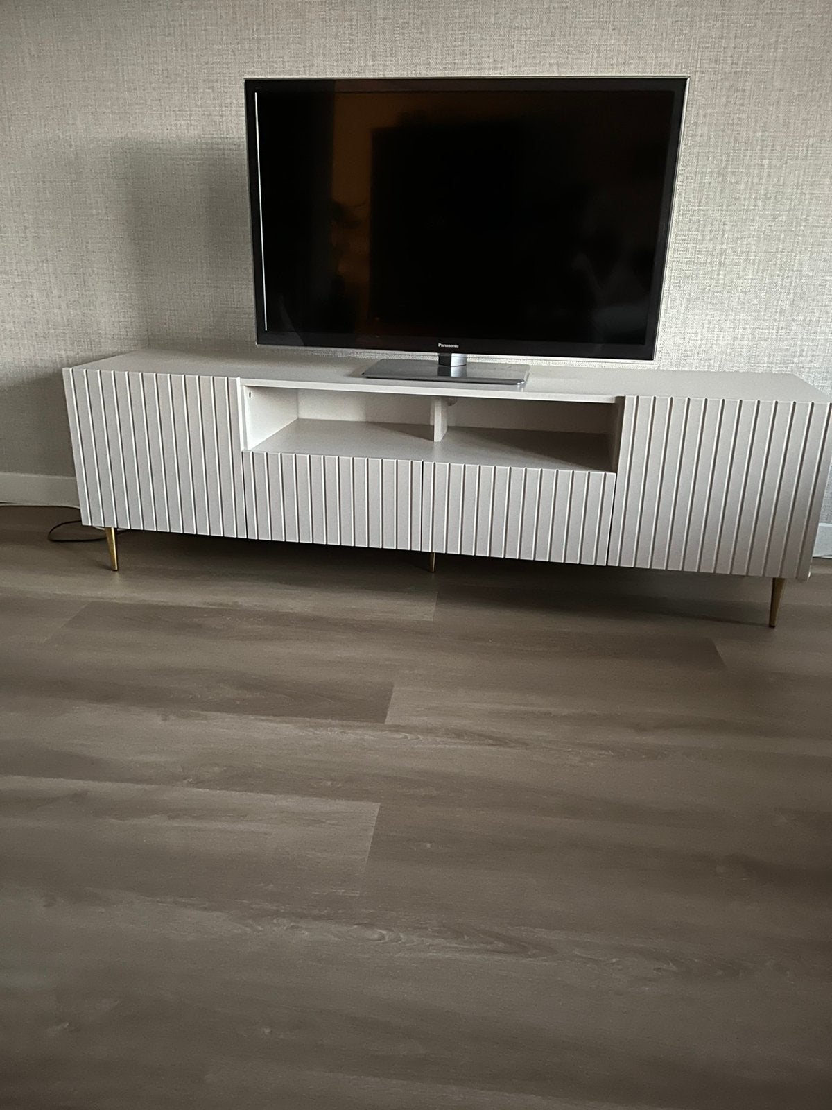 Zgn Taupe kleurig tv kast met messing poten, Ophalen, 150 tot 200 cm, Zo goed als nieuw, Minder dan 100 cm