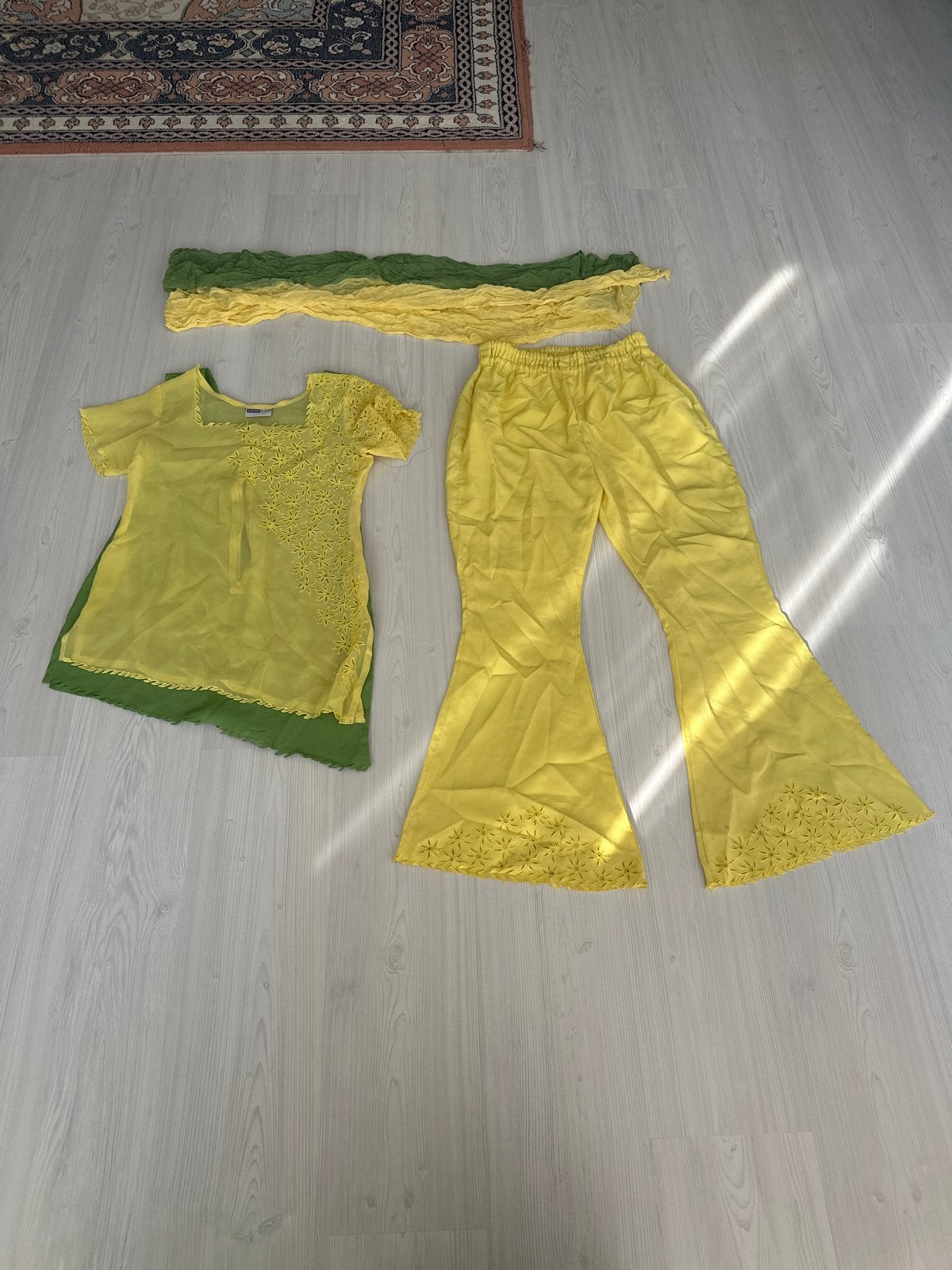 Gele Indiase Salwar Kameez met borduurwerk, Ophalen, Zo goed als nieuw
