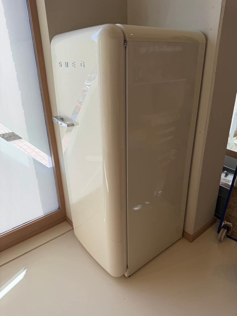 Smeg FAB28 Koelkast - Crème Retro Design, Ophalen, Zonder vriesvak, 200 liter of meer, 60 cm of meer