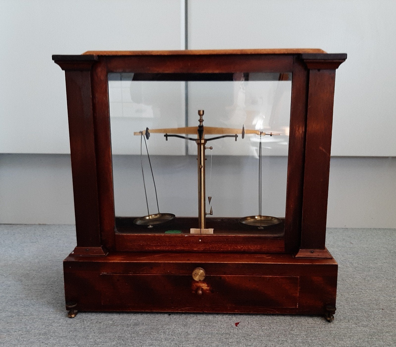 Antieke precisieweegschaal in houten vitrine, Antiek en Kunst, Ophalen