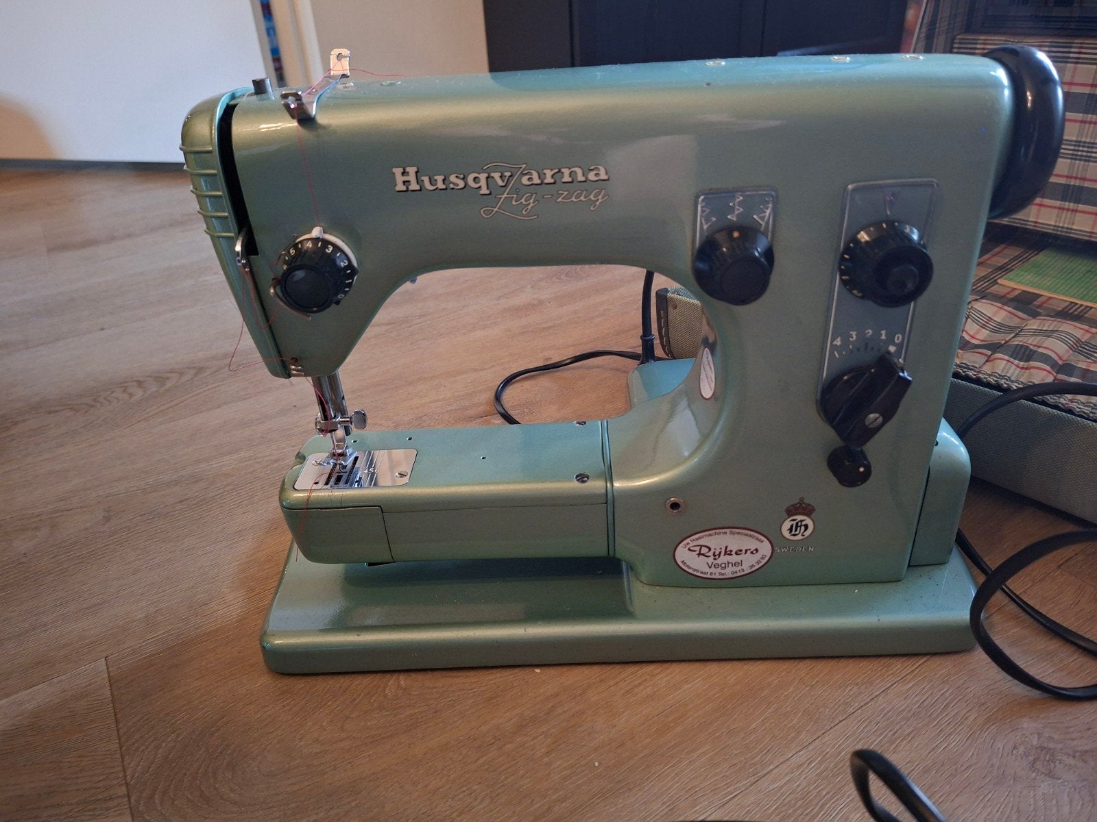 Husqvarna Zig-Zag naaimachine met accessoires en koffer, Hobby en Vrije tijd, Ophalen of Verzenden, Gebruikt, Naaimachine, Husqvarna