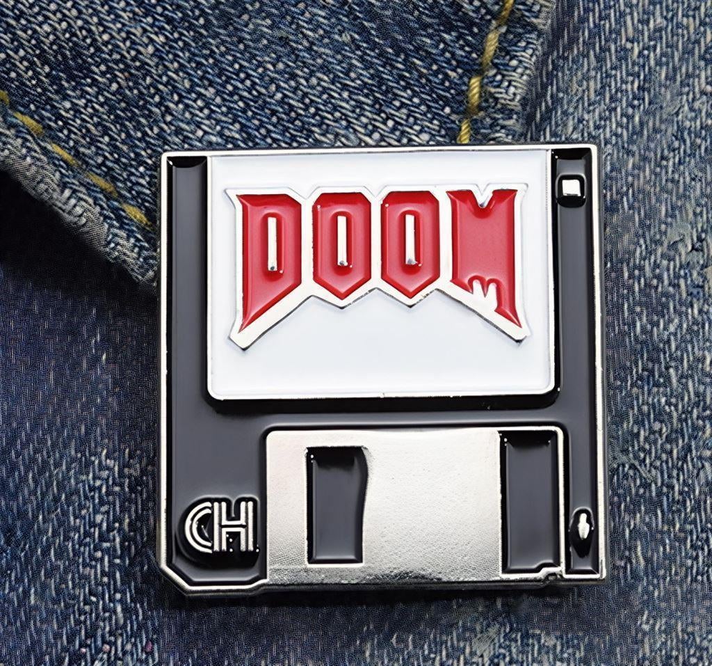 DOOM Diskette Retro pc game Enamel Pin speld, Spelcomputers en Games, Games | Overige, Nieuw, Shooter, 1 speler, Vanaf 3 jaar